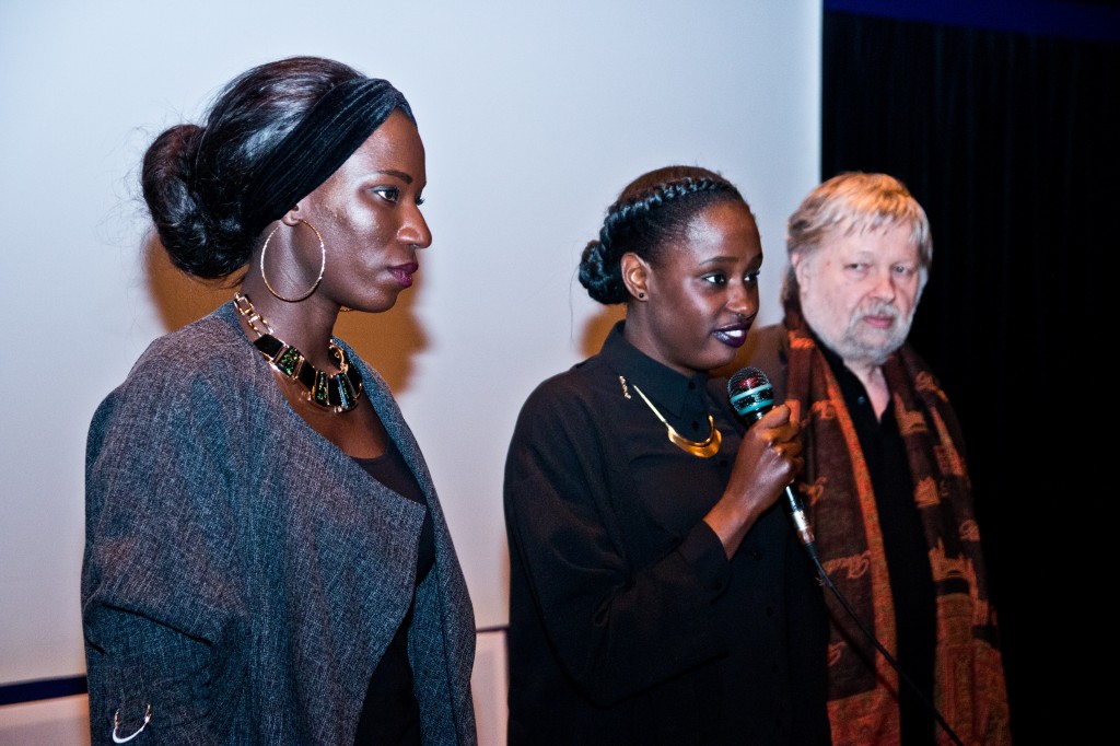 Aïcha Cissé (l), Aminata Demba (m) en Afrika Filmfestival-voorzitter Guido Convents.

Foto © Raf Degeest