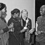 David Katshiunga overhandigt de Artist Awards 2016 aan Aïcha Cissé en Aminata Demba.

Foto © Raf Degeest