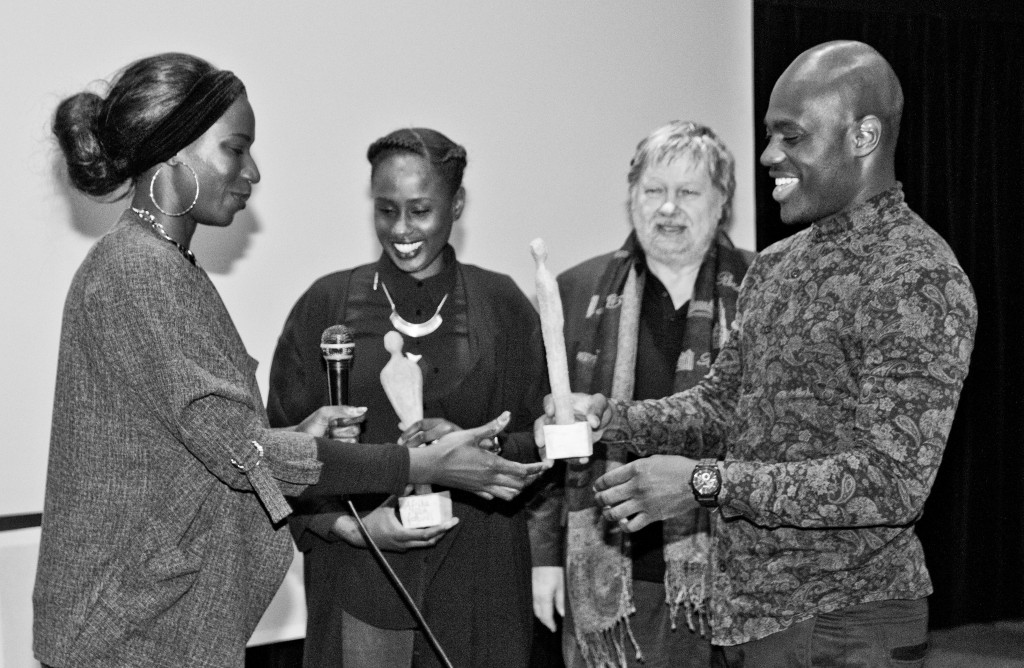 David Katshiunga overhandigt de Artist Awards 2016 aan Aïcha Cissé en Aminata Demba.

Foto © Raf Degeest