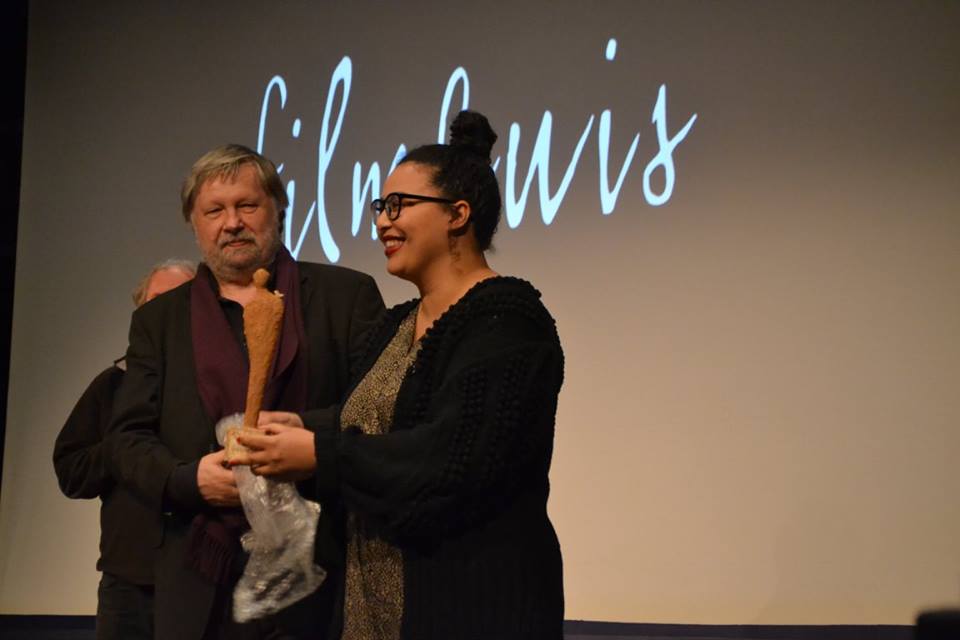 Guido Convents van het Afrika Filmfestival overhandigt de Artist Award 2017 aan Shamisa Debroey. Foto (c) Arno Van Crombruggen
